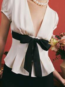 Poéselle 女士象牙色缎面深V领荷叶边上衣，配黑色蝴蝶结腰带，优雅撞色系带短袖上衣，适合办公室和鸡尾酒会等场合。这款时尚的荷叶边缎面蝴蝶结上衣，深V领设计，低调奢华的撞色滚边，优雅的办公室着装，深V领撞色系带短泡泡袖性感时尚上衣，适合夏季、春季穿着，也适合情人节、婚礼、生日等场合，白色上衣。 - 杏色 - 查看 6