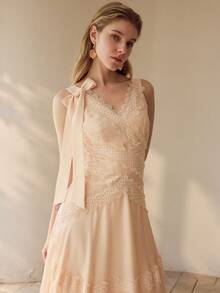 MOTF PREMIUM V领吊带优雅刺绣A字蝴蝶结连衣裙 - 藕粉色 - 查看 5