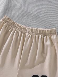 SHEIN Genkimix Kids Bộ 2 áo thun cổ tròn tay ngắn in số và quần short thể thao in họa tiết cho bé trai, có trang trí ruy băng, thích hợp mặc hàng ngày mùa xuân/hè, thể thao, ngoài trời, đi học, tiệc tùng, nghỉ dưỡng - Màu be - Xem 7