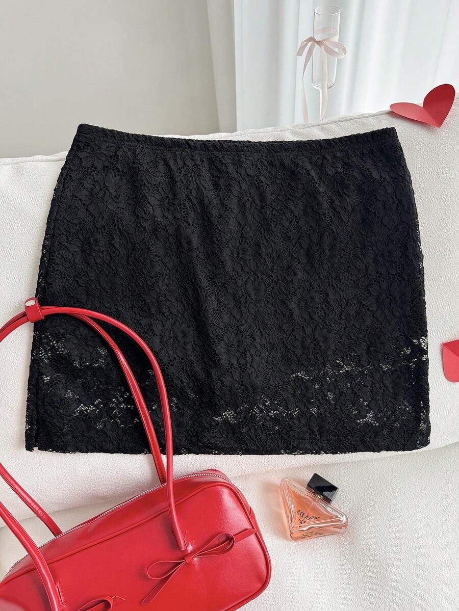 SHEIN EZwear تنورة لون سادة بخطوط الدانتيل قصيرة، جذابة وبسيطة، مناسبة للمواعيد والحفلات وعيد الحب، للربيع والصيف - الأسود - مشاهدة 1