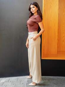 Hindelle 女士性感优雅休闲不对称露肩上衣，棕色，百搭夏季衬衫 - 棕色 - 查看 3