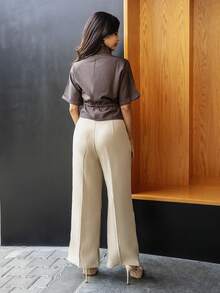 Hindelle 时尚短款实用衬衫，配有两个对称胸袋，收腰设计，时尚实用 - 深灰色 - 查看 2