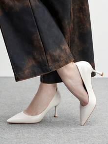 CUCCOO BIZCHIC 女士尖头细跟中跟鞋，优雅休闲舒适，适合办公室通勤、正式场合、派对、婚礼等场合穿着。 - 雪白色 - 查看 5