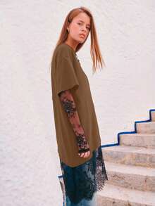 Nöista 这款两用上衣采用层叠蕾丝袖口和下摆设计，是春假或生日聚会等女性活动的理想之选。宽松的版型搭配优雅的蕾丝细节，轻松驾驭从日常穿着到晚宴或新年装扮的各种场合。 - 咖啡棕 - 查看 4