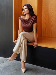 Hindelle 女士性感优雅休闲不对称露肩上衣，棕色，百搭夏季衬衫 - 棕色 - 查看 6