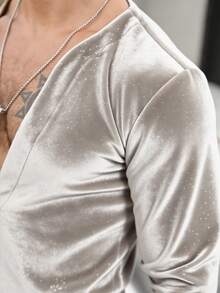 Manfinity AFTRDRK 男士性感深V领长袖天鹅绒植绒T恤，秋季款