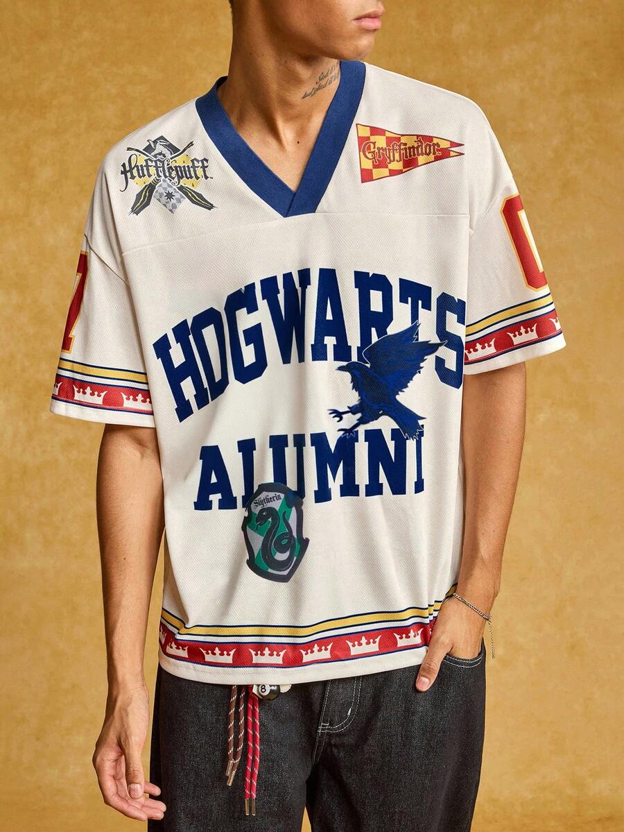 HARRY POTTER X SHEIN 男士休闲 V 领宽松 T 恤，带字母和动物徽章印花，夏季时尚街头风格