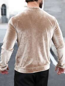 Manfinity AFTRDRK 男士天鹅绒植绒深V领性感长袖T恤金色衬衫男士派对上衣天鹅绒衬衫闪亮上衣男士奢华T恤，适合日常休闲、周末旅行、户外活动、探险旅行、轻松的工作环境或半正式场合，可作为男友/丈夫礼物、周年纪念/生日礼物、派对夏季新年婚礼情人节男士俱乐部服装深V领衬衫男士天鹅绒衬衫闪亮衬衫 - 金色 - 查看 4