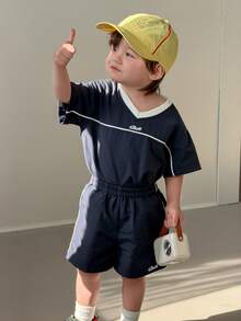 DAZY طقم تيشيرت كم قصير وشورت للأولاد الرضع بياقة على شكل حرف V وألوان متباينة، بأسلوب كوري للربيع والصيف، قطعتان - أزرق غامق - مشاهدة 5