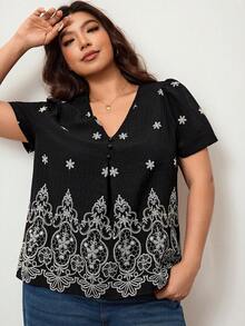Enliva Blusa feminina plus size de manga curta com estampa floral e bordado falso, barra em formato A. - Preto - Ver 8
