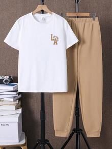 两件套青少年男童休闲卡通印花圆领短袖上衣和裤子套装，适合夏季日常穿着，适合上学、旅行、运动，适合春夏穿着。