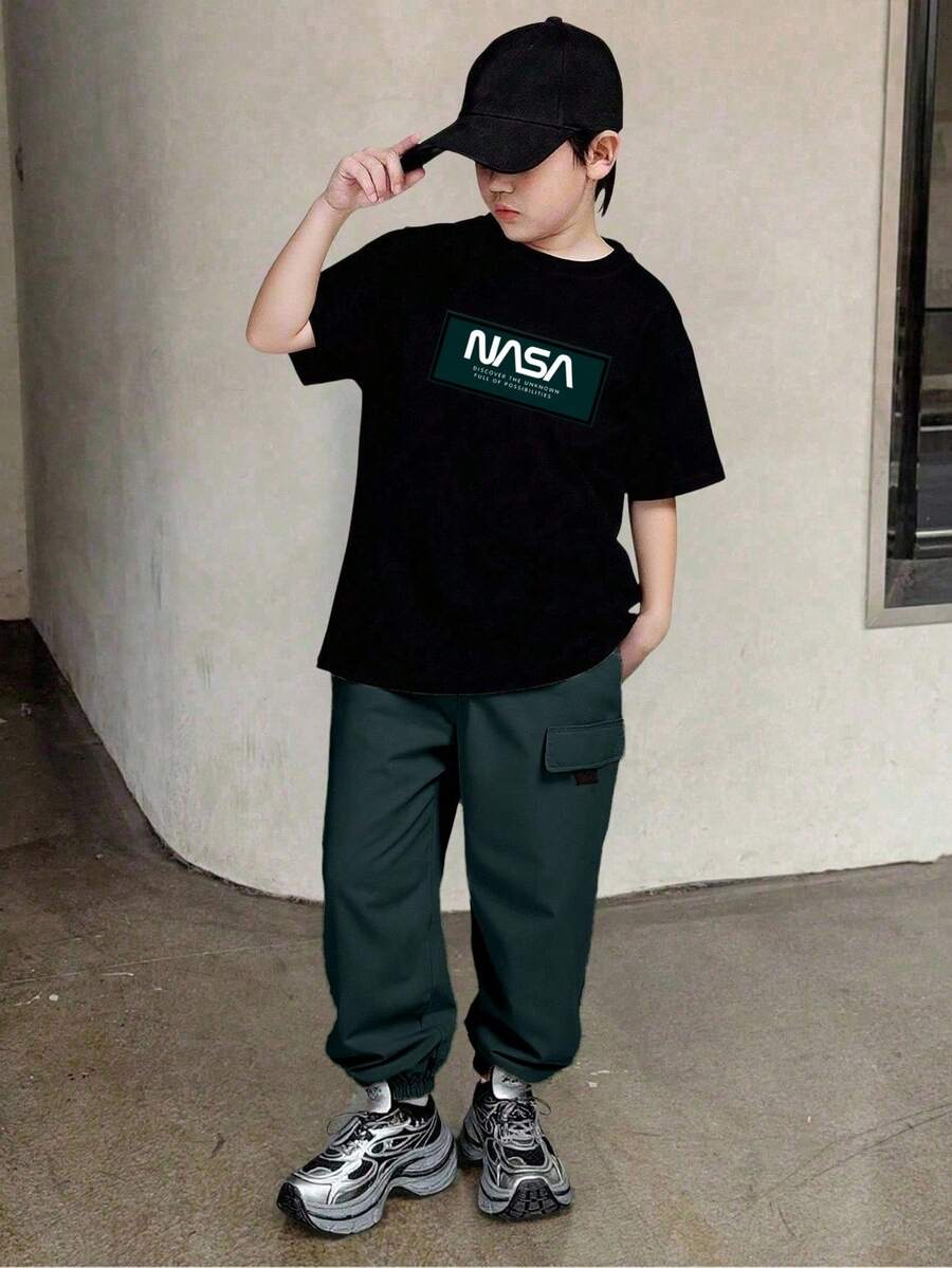 SHEIN Mirajuku 2件套/套 男童印花黑色短袖T恤和米色工装裤休闲套装,春夏款 - 墨綠色 - 查看 1