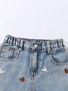 SHEIN Sparklyn 2025秋冬新款女童阔腿牛仔裤。可爱爱心刺绣宽松牛仔裤，复古做旧牛仔布，Y2K学院风街头休闲可爱复古风，刺绣图案破洞，粉色爱心刺绣，舒适棉质牛仔布，蓝色牛仔裤，四季皆宜，时尚女童爱心宽松阔腿牛仔裤，松紧腰设计 - 中等水洗藍 - 查看 6