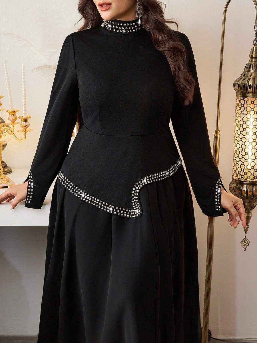 Modelyn Bộ đồ 2 mảnh dành cho nữ cỡ lớn, gồm áo dài tay cổ tròn, vạt áo không đều, đính ngọc trai và đá pha lê, phối cùng chân váy chiffon, mang phong cách thanh lịch và lãng mạn của quý cô thành thị. - màu đen - Xem 1