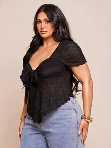 SHEIN BAE 大码女式黑色纹理网纱蝴蝶结V领短袖性感T恤，百搭V领系带喇叭袖纹理面料长袖休闲上衣，适合度假、七月四日、海滩、机场、节日、毕业典礼、夏季、外出、锐舞派对、夜店、生日等场合。 - 黑色 - 查看 5