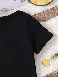 Macacão preto casual vintage para bebê menino com estampa de lua, lanterna e clima festivo, ideal para primavera/verão, férias e Ramadã. - Preto - Ver 5