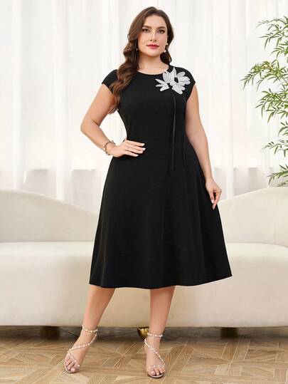 Reflora שמלה אלגנטית עם הדפס פרחוני במידות גדולות וקצרה עם שרוולים