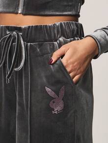 Missguided x Playboy Weite Samt-Jogginghose mit Kordelzug, Strass-Logo-Detail und elastischem Bund, lässige Loungehose - Grau - Übersicht 4