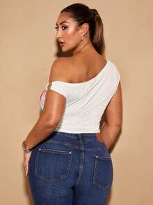 SHEIN BAE New Summer Beach Resort Vacation Plus Size Women Textured Embroidered Asymmetrical Neck Ruched Stretch Knit Bodycon T-Shirt,Daisy Tops,Cute Tops,Cute Summer Tops,Boho Outfits,Vcay Outfits, Holiday Outfits,Summer Outfits - White - View 2