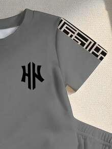 SHEIN Playful Pals 一套男婴休闲时尚字母几何格子印花圆领短袖T恤和短裤柔软针织套装，适合日常穿着，春夏皆宜。 - 彩色 - 查看 4