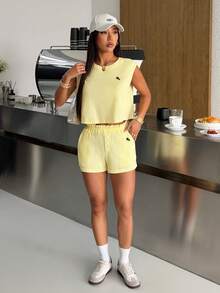 SHEIN EZwear 女士夏季休闲套装 黄色刺绣女士休闲套装 女士短裤套装 两件套 女士黄色短裤套装 黄色套装 女士黄色套装 黄色两件套 - 鵝黃色 - 查看 4