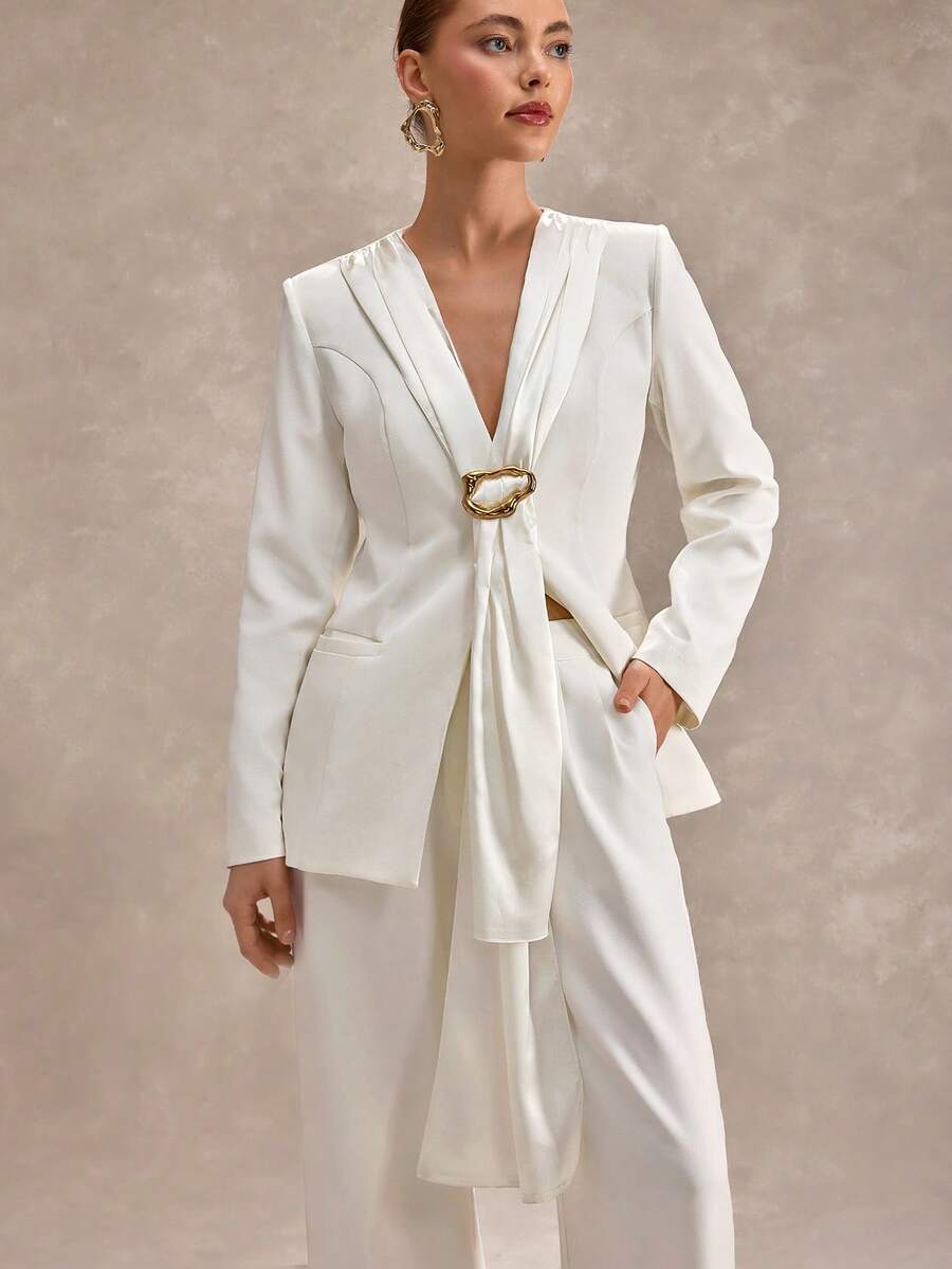 CLARA VERO 白色缎面翻领西装外套和白色长裤套装：宽松版型西装外套和经典长裤，适合晚宴或商务场合，采用柔软的涤纶面料，饰有缎面翻领和醒目的皮带扣。 - 白色 - 查看 1