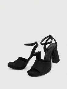 CUCCOO LuxiPop 女士方头厚底高跟凉鞋，时尚简约设计，适合外出、夜店、派对、万圣节、圣诞节、新年等场合。 - 絨布黑色 - 查看 10