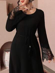 Al Najma 新款纯色蕾丝刺绣阿拉伯风格连衣裙，优雅派对之选 - 黑色 - 查看 1