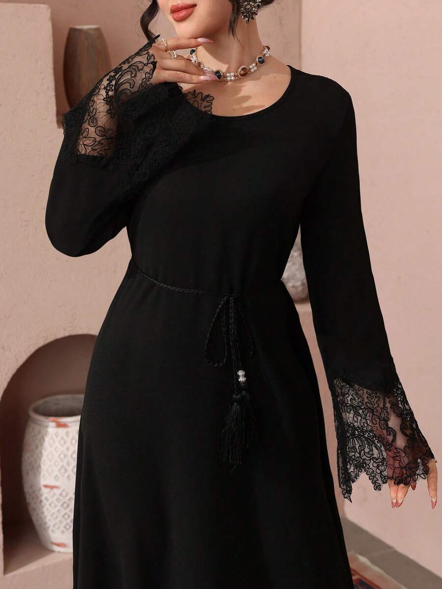 Al Najma 新款纯色蕾丝刺绣阿拉伯风格连衣裙，优雅派对之选 - 黑色 - 查看 1