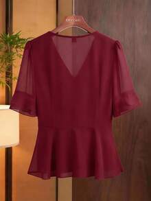 SHEIN LUNE 春夏新品：酒红色V领多层荷叶边短袖衬衫，修身塑形雪纺上衣，法式优雅女士衬衫，纽扣点缀的独特设计——展现永恒魅力的百搭单品 - 酒紅色 - 查看 2