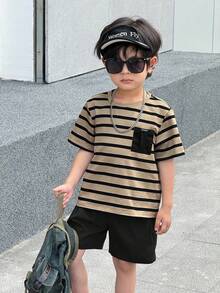 SHEIN 2 件套年轻男童休闲舒适百搭条纹印花撞色口袋圆领短袖 T 恤和纯色短裤套装 - 黑色 - 查看 7