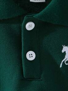 SHEIN Playful Pals 男嬰 Polo 領短袖 T-Shirt，刺繡馬圖案，深綠色，夏季休閒職業日返校時尚高品質上衣 - 墨綠色 - 查看 3