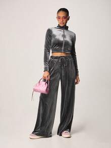 Missguided x Playboy Weite Samt-Jogginghose mit Kordelzug, Strass-Logo-Detail und elastischem Bund, lässige Loungehose - Grau - Übersicht 3