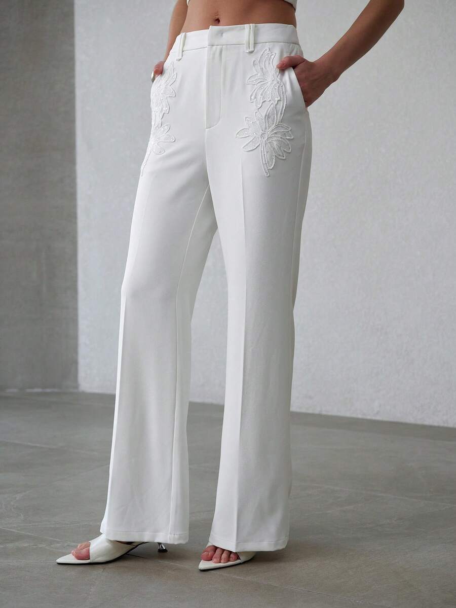 MOTF PREMIUM 女士刺绣喇叭弹力西装裤，修身显瘦 - 白色 - 查看 1