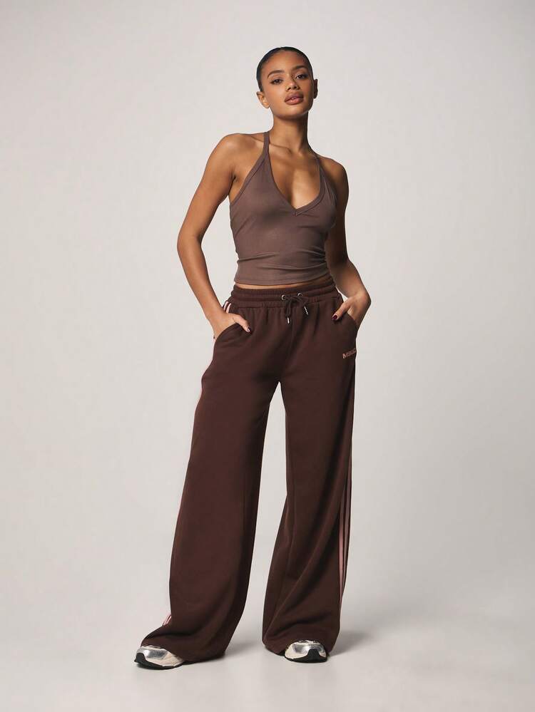 MISSGUIDED Ribbed Halter Neck Camisole Top With Deep V Neckline And Form Fitting Silhouette For Casual Summer Outfits