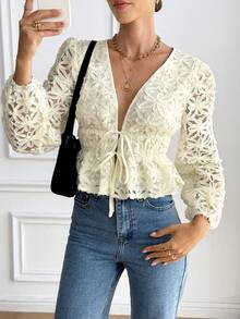 Serisse 女士提花深V领系带荷叶边下摆性感时尚衬衫，春季，优雅，日常，精致花卉细节，轻松展现法式优雅，花卉刺绣系带上衣——浪漫别致的春季休闲装，春季，海滩，女士休闲衬衫，夏季度假，白色蕾丝花卉上衣，奶油色衬衫，度假胜地 - 米色 - 查看 6