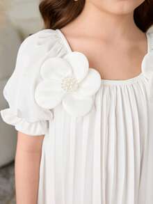 SHEIN Đầm công chúa mềm mại, mơ mộng dành cho bé gái, được làm từ chất liệu vải nhẹ, mềm mại với tay ngắn, dáng chữ A giúp dễ dàng vận động, chiếc đầm trắng thướt tha và duyên dáng, phù hợp cho mặc hàng ngày, dự tiệc và các hoạt động giải trí, nhẹ nhàng cho mùa xuân/hè. - trắng - Xem 5