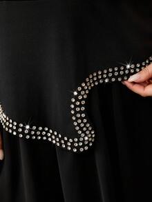 Modelyn Bộ đồ 2 mảnh dành cho nữ cỡ lớn, gồm áo dài tay cổ tròn, vạt áo không đều, đính ngọc trai và đá pha lê, phối cùng chân váy chiffon, mang phong cách thanh lịch và lãng mạn của quý cô thành thị. - màu đen - Xem 7