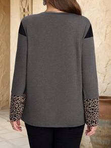 EMERY ROSE Kaos Ukuran Besar Kerah Bulat Lengan Raglan Motif Leopard Patchwork/Musim Panas/Musim Semi/Liburan - Grey - View 2