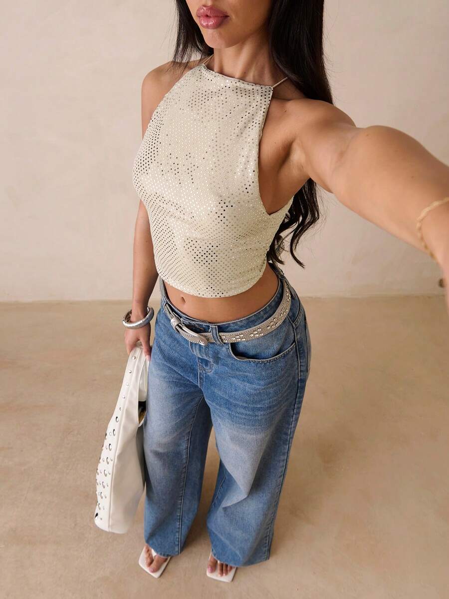SHEIN Glamour Camiseta sin espalda con diseño de cruce y cuello halter con lentejuelas de unicolor, adecuada para conciertos y fiestas - Beis - Ver 1