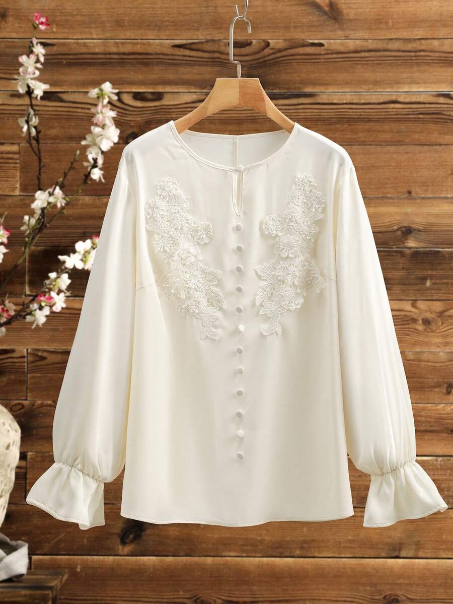 Lacomfia Blusa plus size de cetim com mangas compridas, gola redonda, detalhes em renda 3D, mangas flare, elegante e graciosa. - Damasco - Ver 1