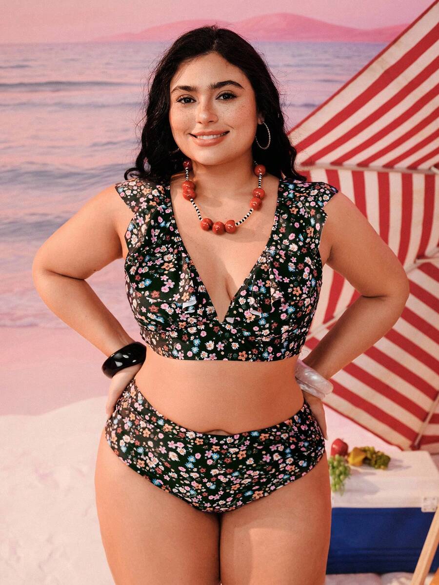 Swim Mod 加大码两件套黑色碎花V领荷叶边上衣和高腰泳裤泳衣套装，适合夏季海滩度假 - 彩色 - 查看 1