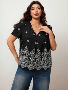 Enliva Blusa feminina plus size de manga curta com estampa floral e bordado falso, barra em formato A. - Preto - Ver 7