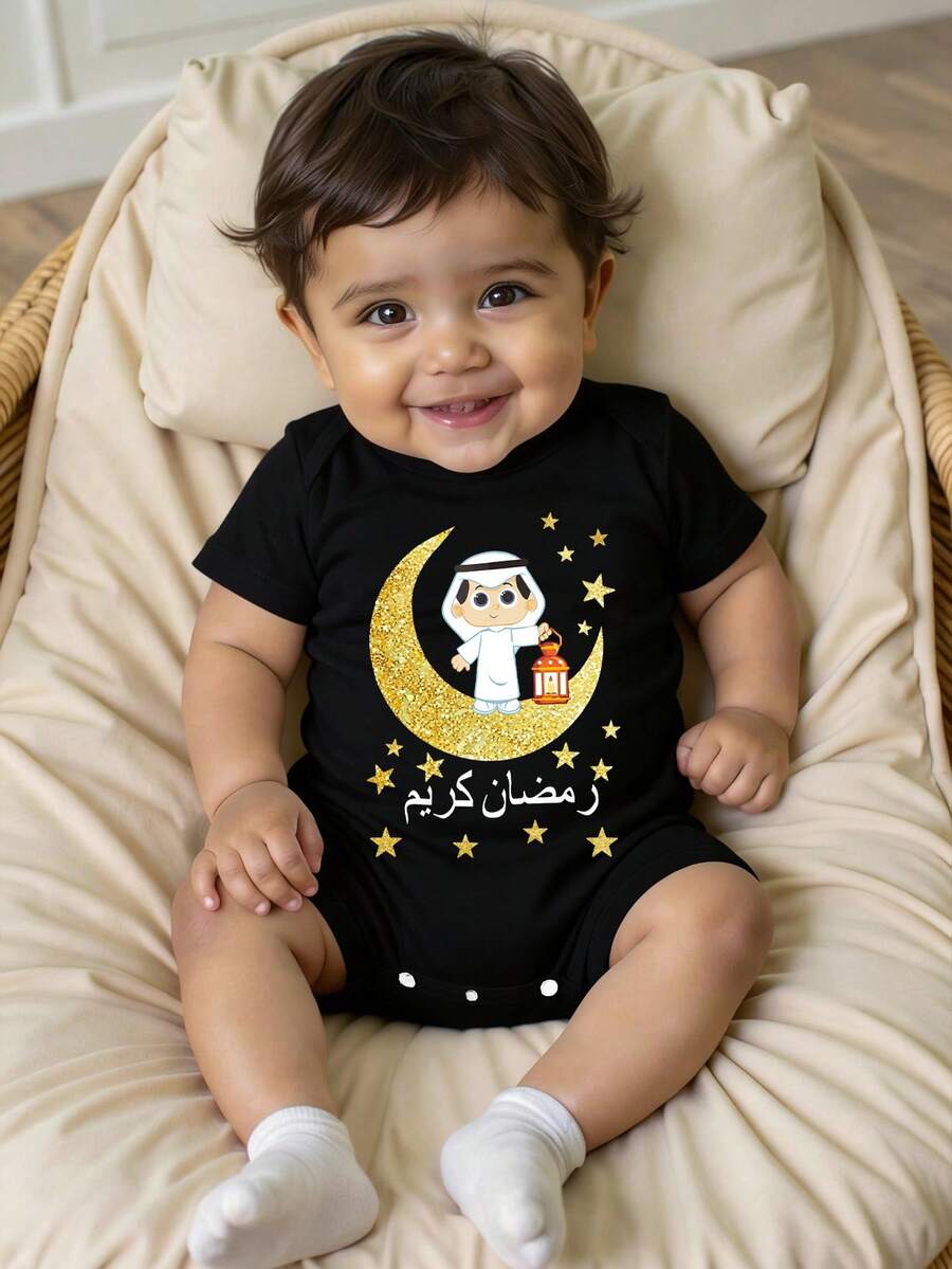 Macacão preto casual vintage para bebê menino com estampa de lua, lanterna e clima festivo, ideal para primavera/verão, férias e Ramadã. - Preto - Ver 1