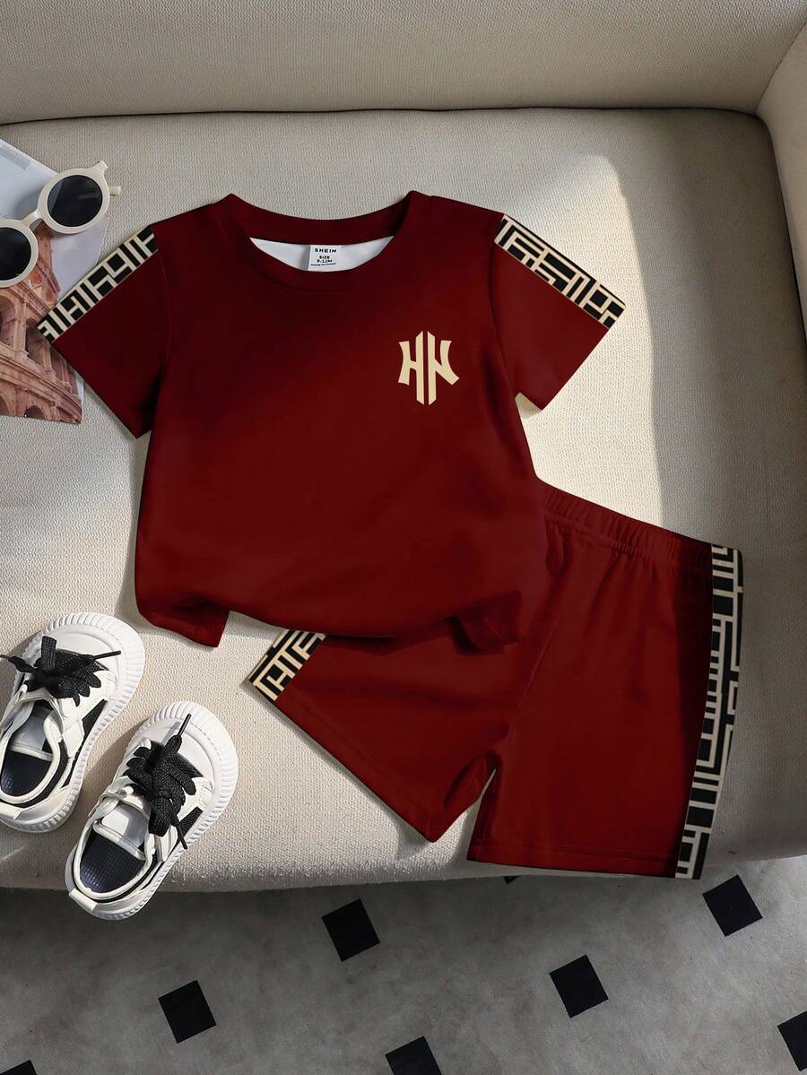 SHEIN Playful Pals 一套男婴休闲时尚字母几何格子印花圆领短袖T恤和短裤柔软针织套装,适合日常穿着,春夏皆宜。 - 彩色 - 查看 1