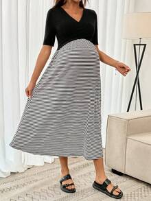 SHEIN Vestido de enfermería casual de maternidad con cuello en V, manga corta, a rayas y parches - Negro - Ver 5
