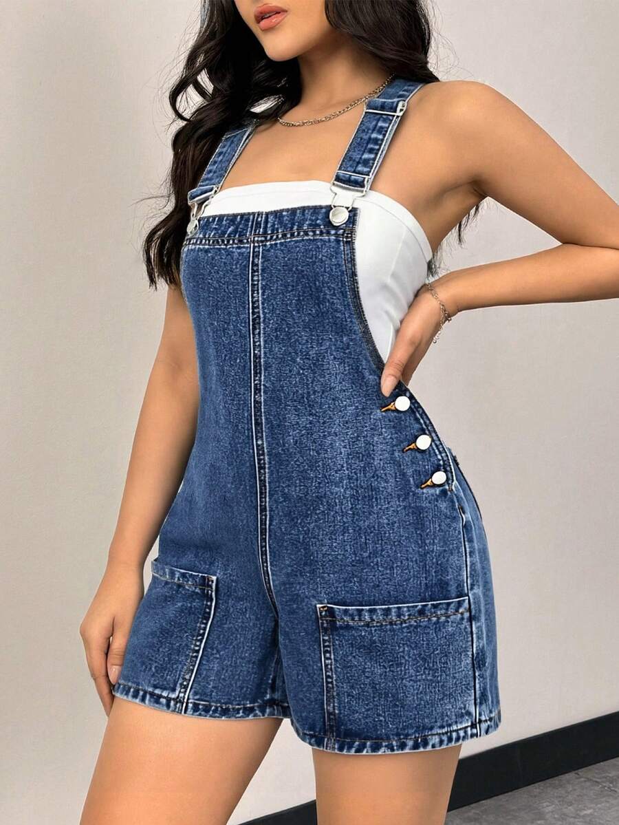 SHEIN Pantalones cortos de peto de mezclilla de unicolor con botones laterales para adolescentes, mono de verano para el Día de San Valentín, vestido de primavera para mujeres para el Día de San Valentín, vestido de cumpleaños elegante, vestidos de playa y vacaciones para mujeres, mono de verano casual holgado con detalles de bolsillo - Azul lavado oscuro - Ver 1