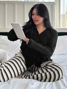 Dazy Plus Set de 2 buc pijamale casual pentru femei, mărime plus, cardigan cu decolteu în V lejer, culoare solidă, și pantaloni cu dungi, potrivit pentru lenjerie de casă sau îmbrăcăminte de exterior