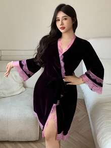 Dazy Plus 大尺碼女款天鵝絨拼接對比蕾絲V領鬆身長款綁腰優雅睡袍，春秋睡衣 - 紫羅蘭色 - 查看 3
