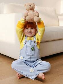 SHEIN Spodnie ogrodniczki z spranego jeansu dla dziewczynek, luźny kombinezon z kwiatowym nadrukiem - Jasny jeans - Zobacz 2